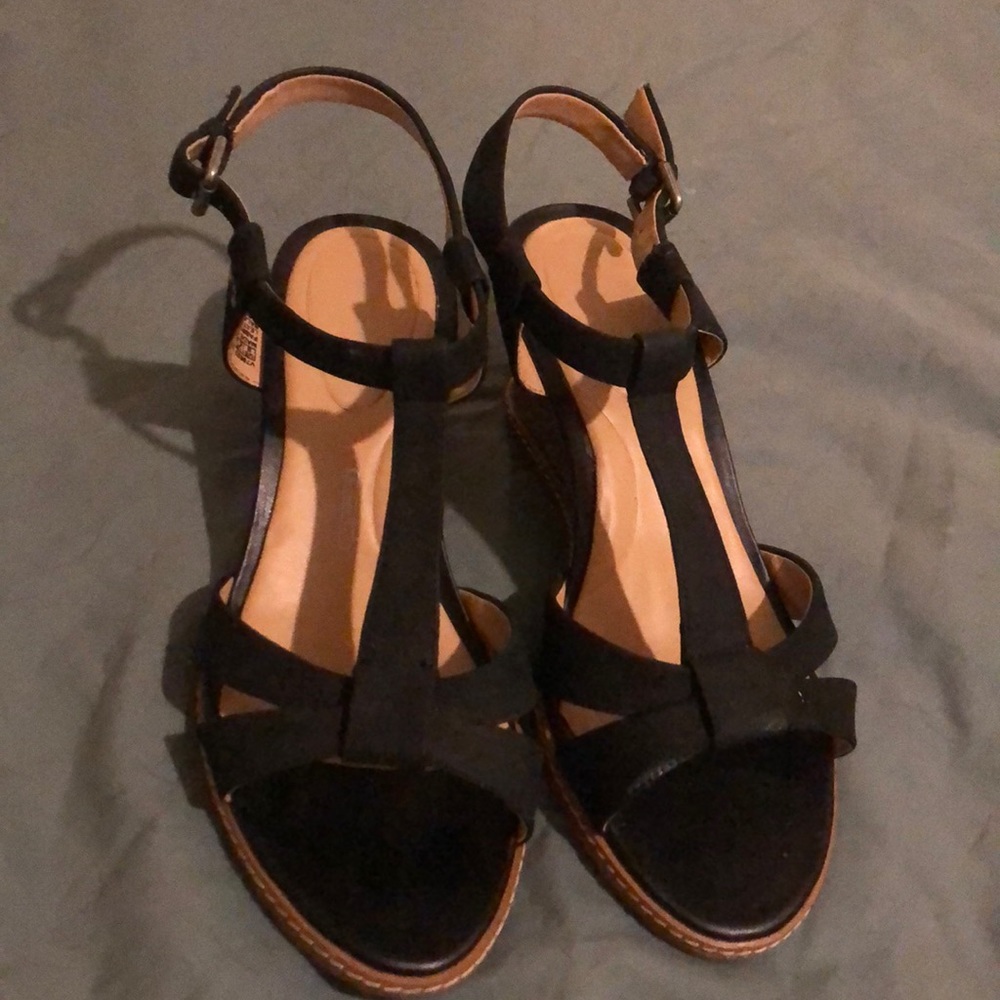 Rockport black sandals, it has two marks as show in the video, very comfortable!